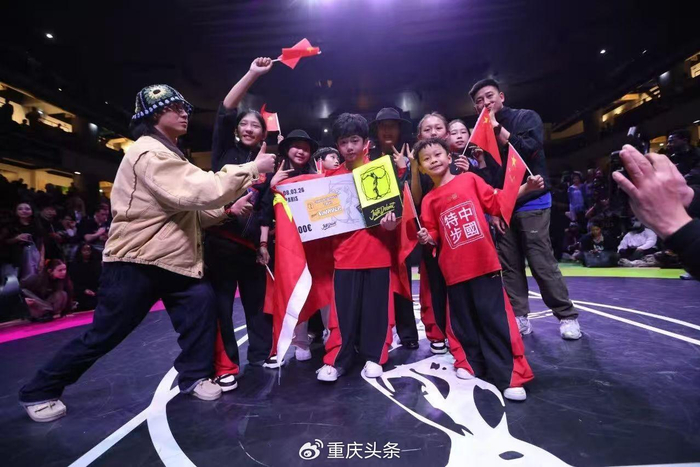 九游体育-13岁霹雳舞少年巴黎夺冠 身后站着一群“造梦者”|李勇秋|重庆|沙坪坝|街舞|教练_新浪体育_新浪新闻